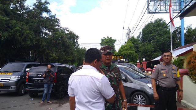 Pangdam XIV Wirabuana Mayjen TNI Agus Surya Bakti kunjungi Polsek Bontoala (Liputan6.com/ Eka Hakim)