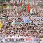 Ribuan Umat muslim  membentangkan spanduk dan mengibarkan bendera saat melakukan aksi menuju Balai Kota Jakarta, Jumat (14/10). Mereka mendesak Gubernur DKI Jakarta, Basuki Tjahaja Purnama mundur. (Liputan6.com/Hemi Fithriansyah)