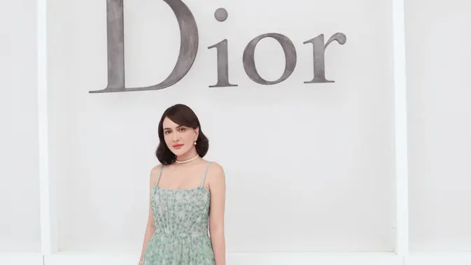 Gaya Summer Look Shandy Aulia Hadiri Dior Show di Paris Fashion Week, Foto Bareng Miranda Kerr dan Rihanna
