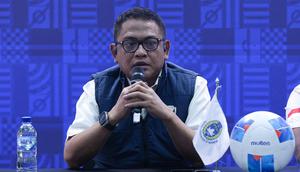 Anggota Exco PSSI, Endri Erawan dalam sesi konferensi pers di Menara Mandiri, Jakarta, Selasa (16/12/2025). (Bola.com/Abdul Aziz)
