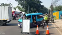 Sejumlah kendaraan yang melintas di Jalan Raya Bogor dilakukan penyekatan dari Satlantas Polres Metro Depok. (Istimewa)