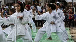 Sejumlah anak perempuan menunjukkan keterampilannya selama upacara promosi Karate di sebuah pusat olahraga di kamp Rafah untuk pengungsi Palestina di Jalur Gaza selatan (20/9/2019). (AFP Photo/Said Khatib)