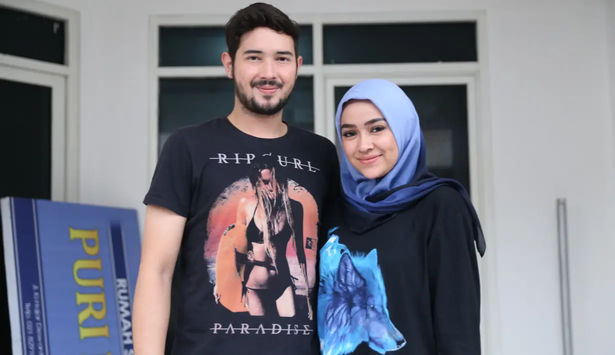 Mendapat apresiasi dari penggemar, pastinya Donny dan Aryani sangat bahagia. Menurut Donny, kinerjanya selama ini tandanya sangat dihargai oleh masyarakat, terutama para penggemarnya. (Nurwahyunan/Bintang.com)