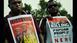 Sejumlah mahasiswa perwakilan Papua melakukan aksi solidaritas di depan Istana Merdeka, Jakarta, Selasa (31/3/2015). Mereka menolak pembangunan markas komando Brimob di Wamena. (Liputan6.com/Faizal Fanani) 