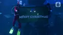 Penyelam berkostum Sinterklas membentangkan spanduk bertulis "Merry Christmas" dalam Jakarta Aquarium dan Safari, Sabtu (19/12/2020). Jakarta Aquarium dan Safari menghias pohon Natal dari bahan daur ulang mulai 20-27 Desember 2020 untuk memperingati perayaan Natal. (merdeka.com/Imam Buhori)
