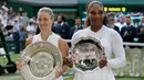 Petenis Jerman, Angelique Kerber foto bersama dengan petenis AS, Serena Williams usai pertandingan final tunggal putri kejuaraan Tenis Wimbledon 2018 di London, (14/7). Kerber menang atas Williams 6-3,6-3. (AP Photo/Tim Ireland)