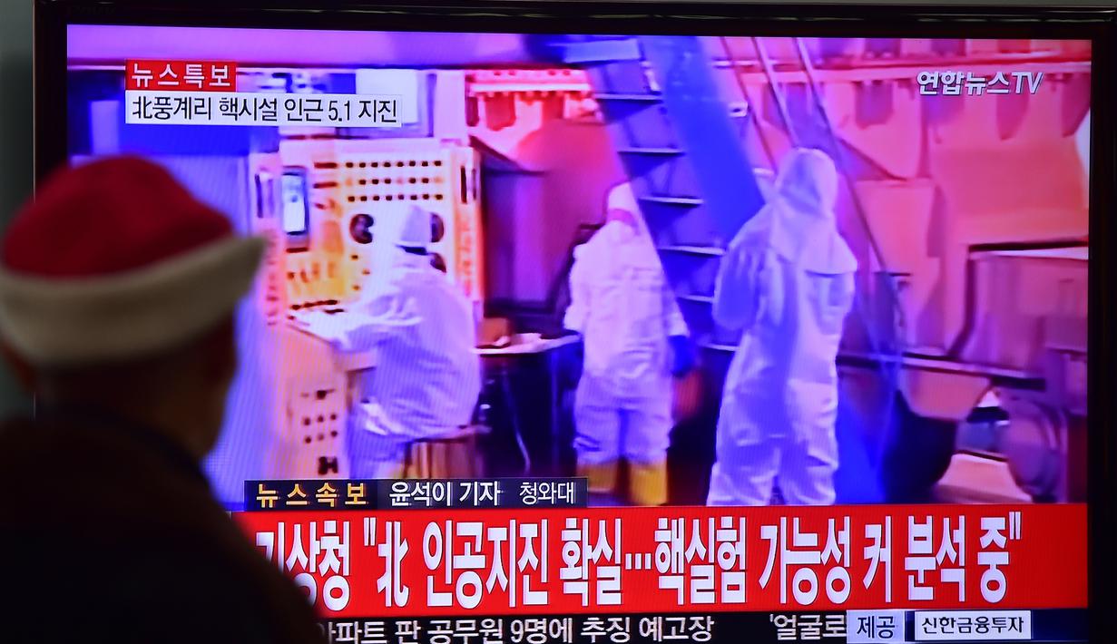 Seorang pria menonton berita dari layar TV di stasiun kereta api di Seoul, Rabu (6/1/2016). Gempa 5,1 SR terdeteksi di dekat tempat uji coba nuklir Korut. Hal itu memicu kekhawatiran bahwa Pyongyang telah melakukan uji coba nuklir lagi (AFP/Jung Yeon-Je)