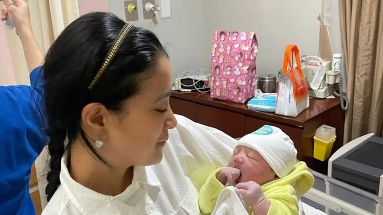 Potret Marcella Zalianty Gendong Keponakan. (instagram/marcella.zalianty)