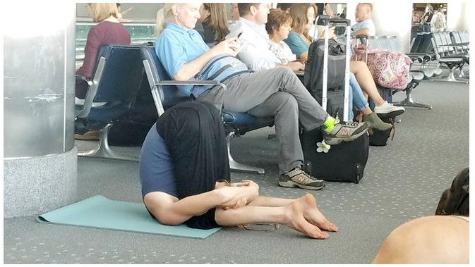 Kelakuan Nyeleneh di Bandara (Sumber: Brainberries)
