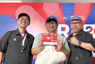 Gubernur DKI Jakarta Pramono Anung mengambil paket perlombaan (race pack) JRF 2026 di Istora Gelora Bung Karno, Jakarta, Jumat (23/10/2026). (Liputan6.com/Tisha Maulida Fazriah)