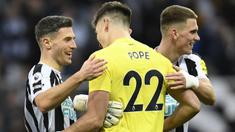 Dalam sebuah tim, pemilihan nomor punggung biasanya identik dengan posisi sang pemain sekaligus perannya di tim apakah tergolong pemain utama atau pelapis. Semakin kecil nomor yang digunakan, yaitu antara nomor 1 hingga 11 tentu bermakna bahwa sang pemain adalah tergolong sebagai pemain utama. Seperti di posisi kiper atau penjaga gawang, lazimnya seorang kiper utama akan mengenakan jersey bernomor punggung 1. Namun dengan beberapa pertimbangan, 5 kiper utama di Liga Inggris berikut nyatanya memilih tak mengenakan jersey bernomor punggung 1. Siapa saja? Berikut daftar kelimanya. (AFP/Oli Scarff)