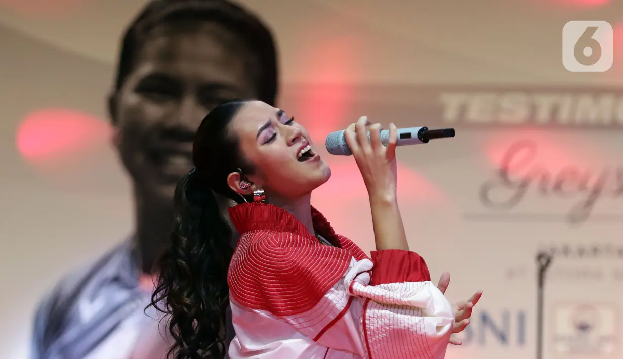 Penyanyi, Raisa saat tampil dalam acara "Greysia Polii: Testimonial Day" di Istora Senayan Jakarta, Minggu (12/6/2022). Raisa tampil membawakan tiga buah lagu diantaranya, Could It Be. (Liputan6.com/Helmi Fithriansyah)