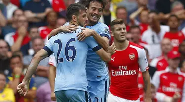 Pemain Manchester City, Martin Demichelis (kiri) dan David Silva, merayakan hasil imbang 2-2 kala melawan Arsenal di Stadion Emirates, London, (13/9/2014). (REUTERS/Eddie Keogh)