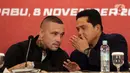 Erick Thohir (tengah) menggandeng Radja Nainggolan dan Sabreena Dressler untuk mempromosikan Piala Dunia U-17 2023. (Liputan6.com/Helmi Fithriansyah)