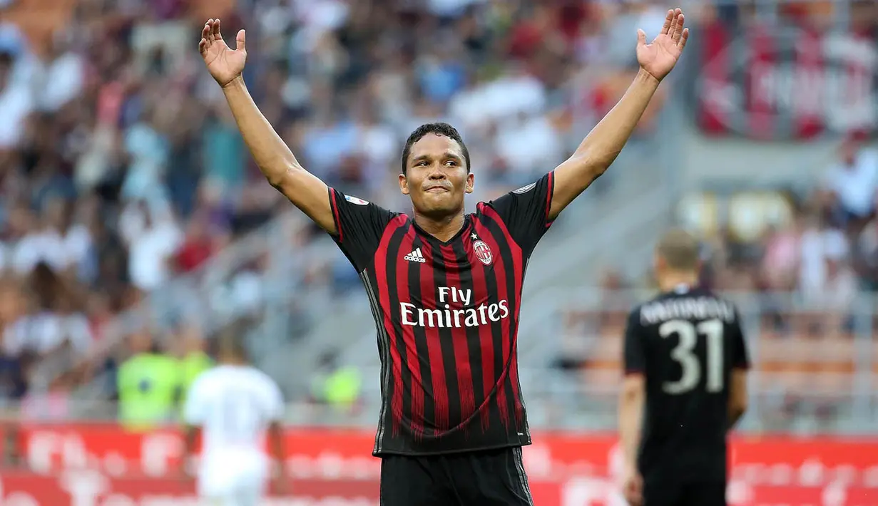 Bomber AC Milan, Carlos Bacca, melakukan selebrasi usai menaklukkan Chievo. Kemenangan ini mengantar Milan ke posisi lima klasemen Serie A dan membuat Bacca memimpin daftar pencetak gol terbanyak. (EPA/Matteo Bazi)