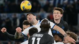 Pemain Lazio, Mattia Zaccagni berduel udara dalam laga lanjutan Liga Italia 2024/2025 melawan Napoli di Olympic Stadium, Roma, Italia, Minggu (16/02/2025) WIB. (AFP/Filippo Monteforte)