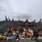 Pengunjung padati wisata Istana Pagaruyung, Kabupaten Tanah Datar. (Liputan6.com/ Novia Harlina)