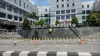 RSUP Dr Sardjito menjadi salah satu rs rujukan utama penanganan Covid-19 di Yogyakarta. Kesiapan dan fasilitas yang mumpuni membuat RS ini menjadi rujukan pasien positif Corona Covid-19.