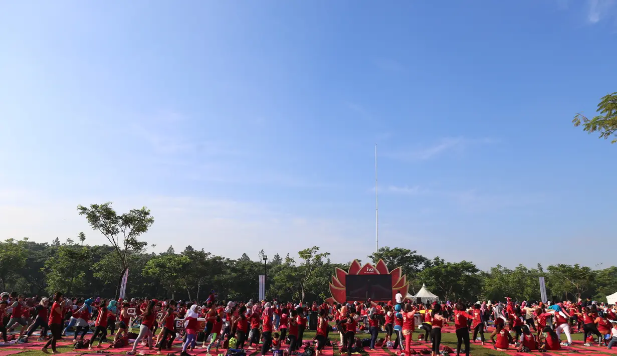 Para peserta mengikuti acara Diva Beauty Yoga Campaign, kawasan Bintaro, Tangerang Selatan, Minggu (30/4/2017) bersama Anjasmara. (Adrian Putra/Bintang.com)