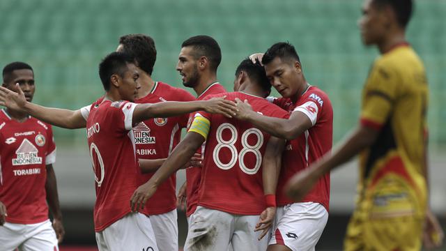 Para pemain Semen Padang merayakan gol yang dicetak Irsyad Maulana ke gawang Mitra Kukar pada laga Piala Presiden 2019. (Bola.com/Yoppy Renato)
