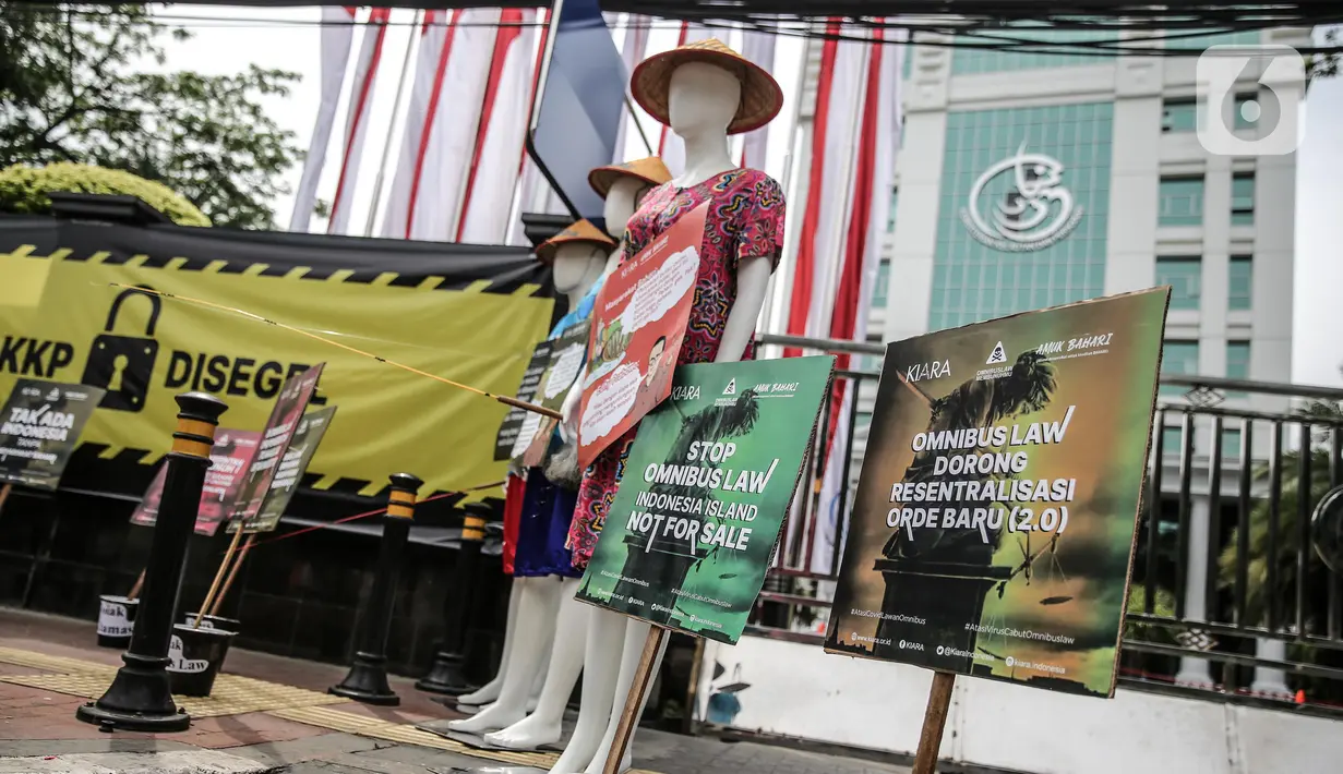 Massa yang tergabung dalam koalisi rakyat untuk keadilan perikanan (Kiara) menggelar aksi di depan Gedung Kementerian Kelautan dan Perikanan, Jakarta, Senin (13/7/2020). (Liputan6.com/Faizal Fanani)