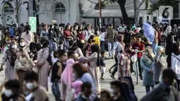 Suasana saat warga menikmati libur Lebaran di kawasan Kota Tua, Jakarta, Sabtu (7/5/2022). Akhir libur Idul Fitri, sejumlah kawasan wisata di Jakarta dipadati pengunjung untuk menghabiskan masa liburannya bersama keluarga dan Kota Tua masih menjadi salah satu destinasi wisata yang digemari warga DKI Jakarta dan sekitarnya. (Liputan6.com/Johan Tallo)