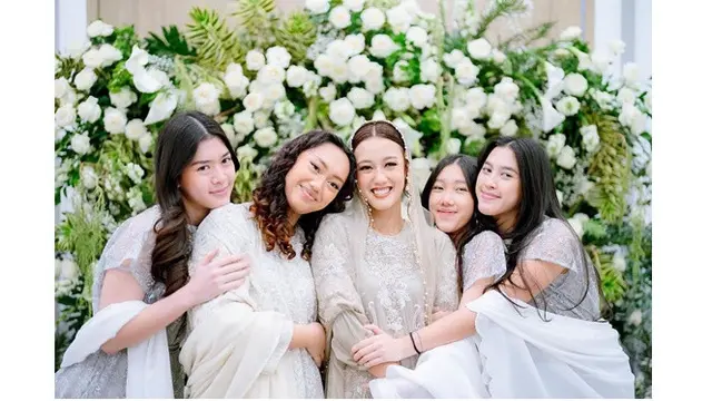 6 Potret Pengajian Pranikah Putri Sulung Tora Sudiro, Kompak dengan Mantan Istri