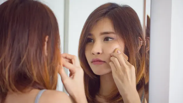 Kesalahan Menggunakan Foundation yang Seharusnya Dihindari, Bisa Bikin Makeup Jadi Crack dan Cakey Lho!