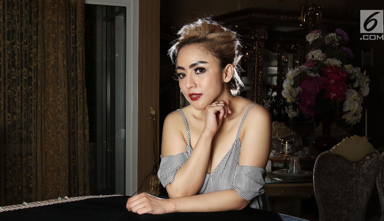 Mantan Istri Farhat Abas, Regina Andriane Saputri bespose saat sesi foto di kediamannya di Bogor (12/7). Dalam kesempatan ini, Regina Andriane Saputri bercerita soal keberhasilannya menurunkan bobot tubuh. (Liputan6.com/Herman Zakharia)