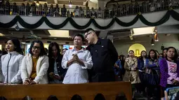 Peniru Presiden Filipina Rodrigo Duterte, Cresencio Extreme berbincang dengan peniru pemimpin Korea Utara Kim Jong Un, Howard X ketika tiba-tiba datang dan mengikuti  kebaktian gereja di pusat Hong Kong pada 3 Februari 2019. (ISAAC LAWRENCE/AFP)