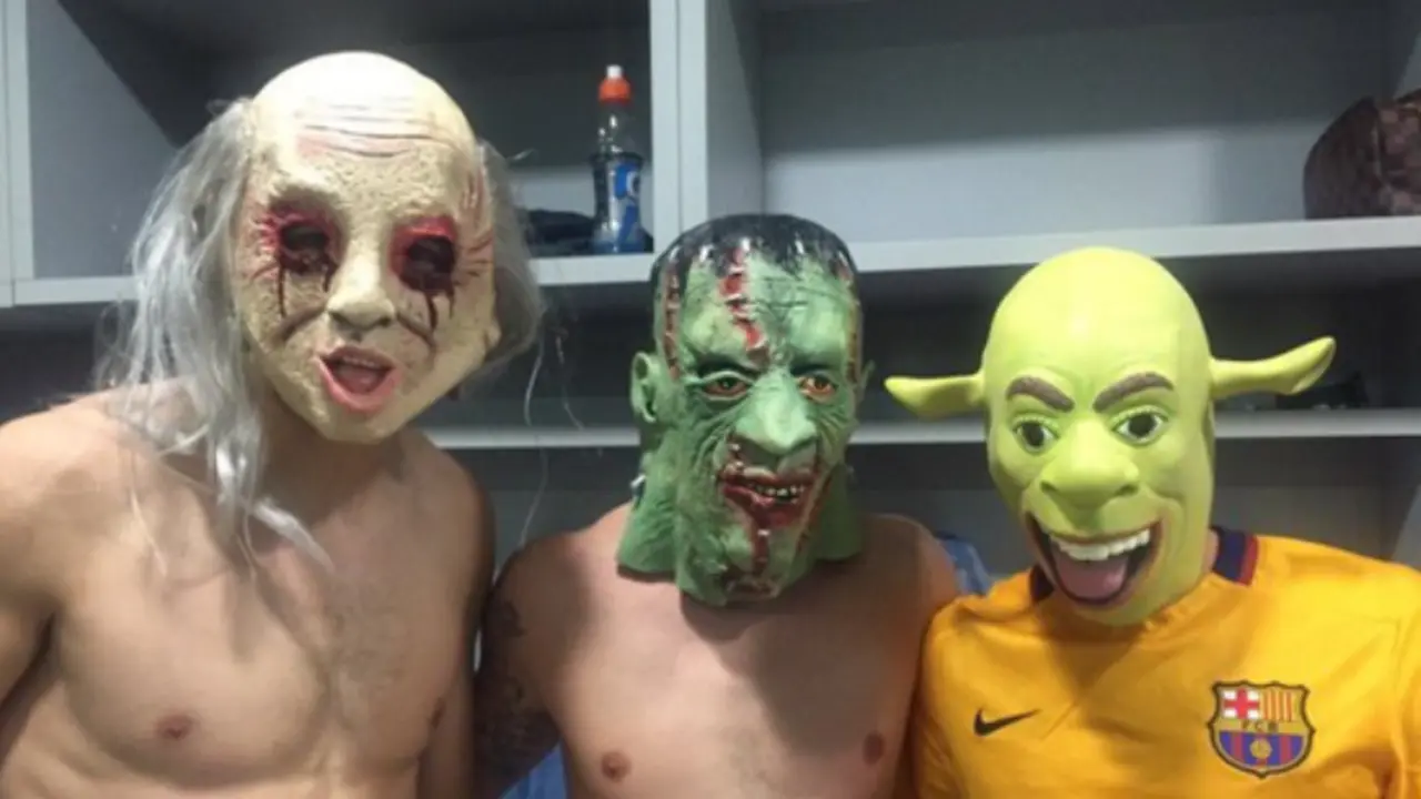 Para pemain Barcelona memakai kostum untuk merayakan halloween