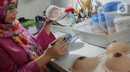 Desy Pujiarsi membuat payudara prostetik di Jalan Kalimantan, Villa Bintaro, Jombang, Ciputat, Tangerang Selatan, Banten, Sabtu (26/10/2019). Payudara prostetik terbuat dari bahan silikon yang tidak berbahaya untuk kulit dan mudah dilepas. (merdeka.com/Arie Basuki)
