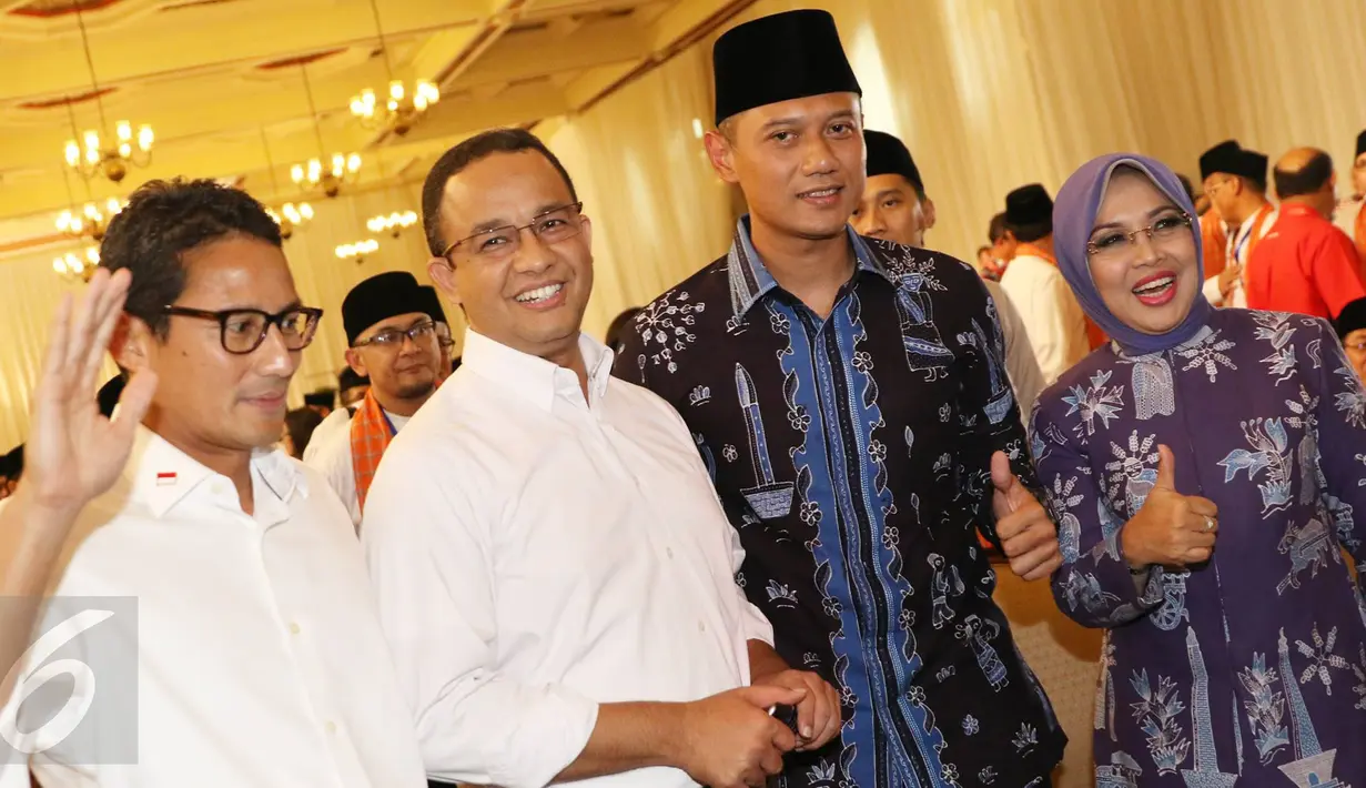 Pasangan Cagub dan Cawagub DKI Jakarta Anies-Sandiaga bersama Agus-Sylviana saat menghadiri rapat pleno terbuka penetapan Cagub dan Cawagub DKI Jakarta, Senin (24/10). (Liputan6.com/Immanuel Antonius)