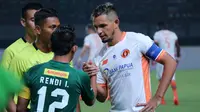 Silvio Escobar  jadi kapten Perseru saat melawan Persebaya (25/3/2018). (Bola.com/Aditya Wany)