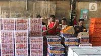 Aktivitas sentra buah di Pasar Induk Kramat Jati, Jakarta, Selasa (28/1/2020). Kementerian Pertanian memperketat pintu masuk impor beberapa jenis makanan termasuk buah-buahan dari daerah atau negara tertentu untuk mengantisipasi dan mencegah penyebaran virus corona. (Liputan6.com/Herman Zakharia)