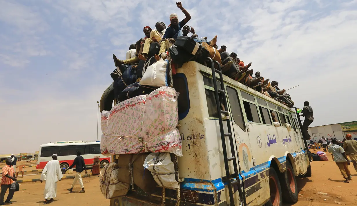 Para penumpang dan barang bawaannya berdesakan di atap bus saat mudik, di Ibu Kota Khartoum, Minggu (11/9). Jelang lebaran haji, warga muslim di Sudan kembali ke kampung halaman untuk merayakan bersama keluarga mereka. (REUTERS/Mohamed Nureldin Abdallah)