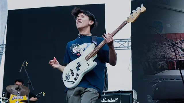 FOTO: Gaya Iqbaal Ramadhan di Atas Panggung, Tampil Memukau