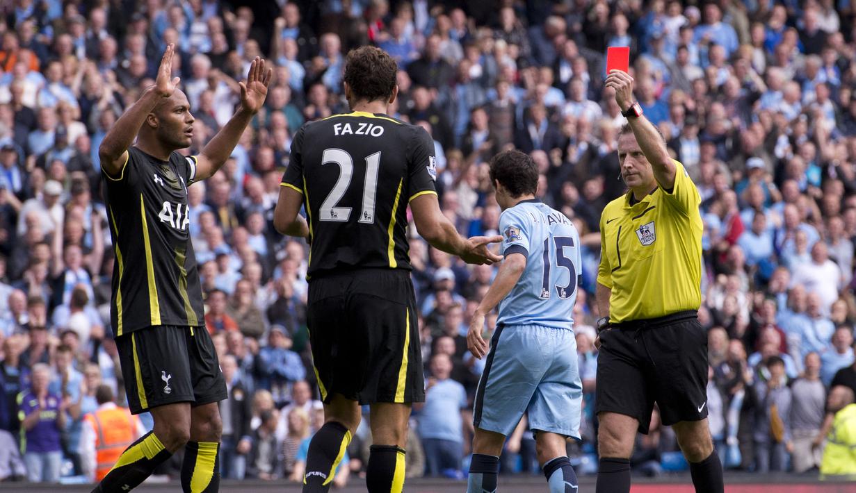 Federico Fazio bergabung bersama Tottenham Hotspur pada musim 2014/2015 setelah diboyong dari Sevilla dengan mahar 8 juta euro. Bek asal Argentina itu melakukan debut dua bulan kemudian saat The Lilywhites bertandang ke markas Manchester City. Apesnya, ia malah mendapatkan kartu merah pada menit ke-67 setelah melakukan pelanggaran keras terhadap Sergio Aguero di dalam kotak penalti. Akibatnya, Tottenham kalah 1-4 dari Manchester City. (AFP/Oli Scarff)