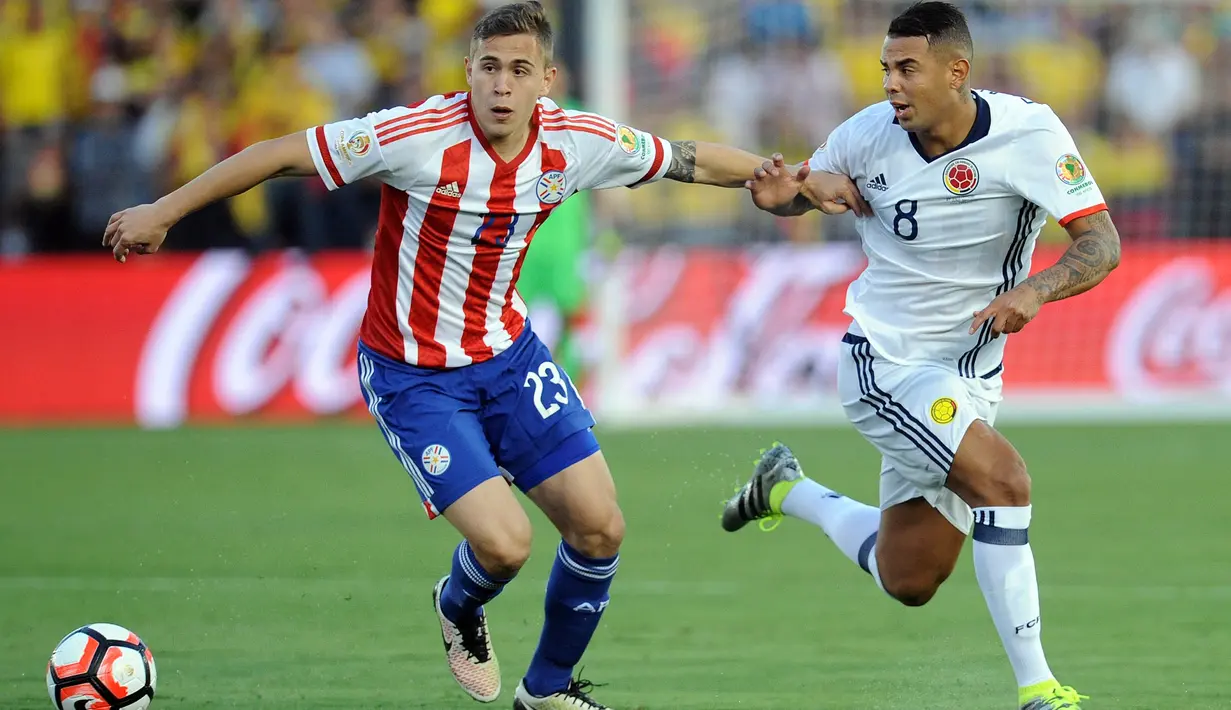 Gelandang Paraguay, Robert Piris Da Motta (kiri) berusaha membawa bola dari kawalan pemain Kolombia, Edwin Cardona pada Copa America Centenario 2016 di Stadion Rose Bowl, AS (8/6). Kolombia menang atas Paraguay dengan skor 2-1. (Vasquez-USA TODAY Sports)