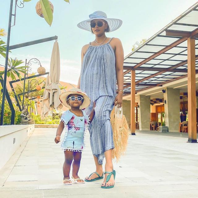 7 Gaya Kimmy Jayanti saat Momong Kedua Anaknya, Tetap Menawan