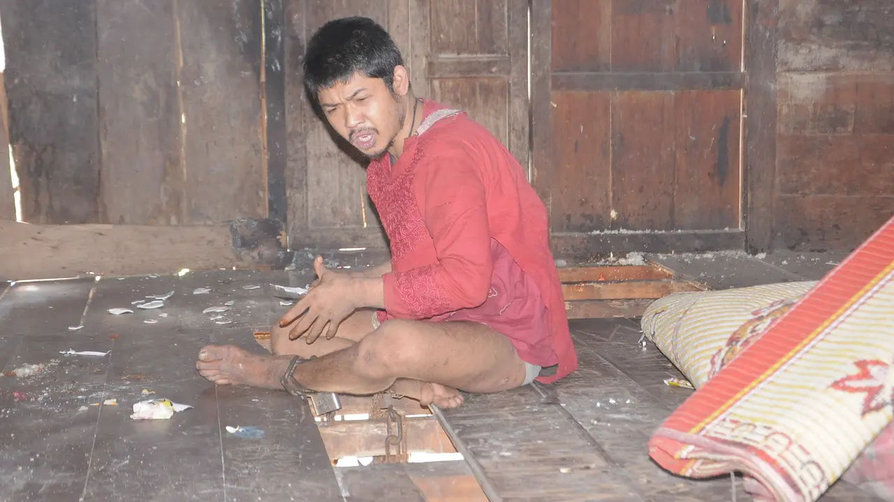 Eko, penderita gangguan jiwa yang dipasung di bagian kaki di salah satu ruangan di rumahnya di Kabupaten Empat Lawang Sumsel (Liputan6.com / Nefri Inge)