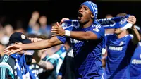 Penyerang Chelsea, Didier Drogba merayakan gelar juara Liga Premier Inggris 2014/2015 di Stamford Bridge, Inggris, (3/5/2015). Hingga pekan ke-35 poin Chelsea tidak terkejar lagi. (Reuters/Carl Recine)