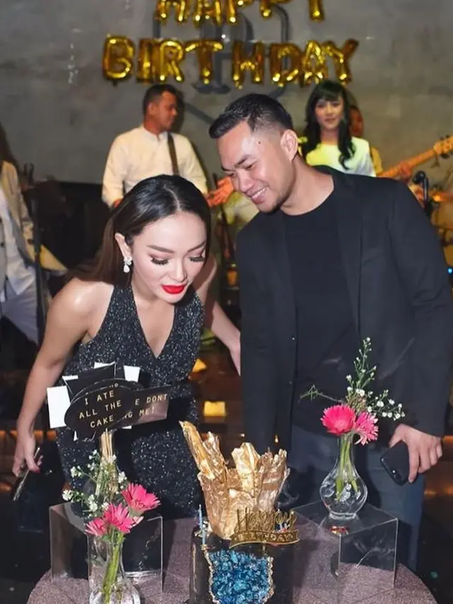 Akhirnya Go Public, Ini 6 Momen Romantis Zaskia Gotik di Acara Ulang Tahun Sang Kekasih