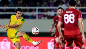Aksi winger Persebaya Surabaya, Malik Risaldi saat bertandang ke markas Persis Solo dalam laga pekan ke-32 BRI Super League 2025/2026 di Stadion Manahan, Solo, Sabtu (9/5/2026). (Dok. Persebaya)