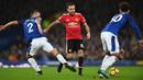 Gelandang Manchester United Juan Mata berusaha mengambil bola dari pemain Everton saat pertandingan Liga Inggris di Goodison Park, Liverpool (1/1). Dua gol United tercipta di babak kedua lewat aksi Anthony Martial dan Jesse Lingard. (AFP Photo/Paul Ellis)