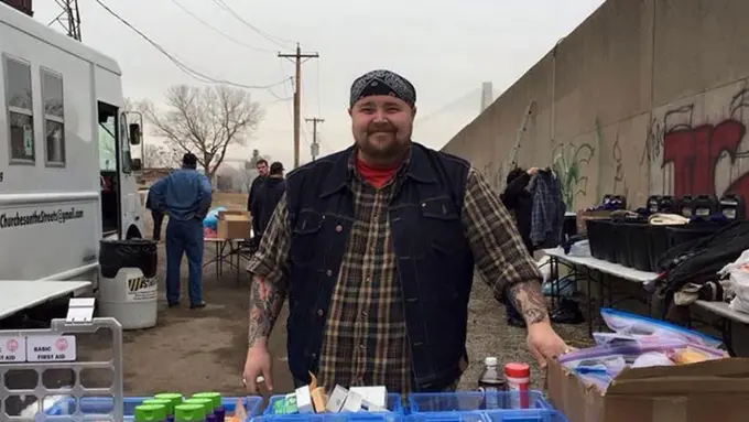 Pria Baik Hati, Mengubah Truk Jadi Kamar Mandi untuk Gelandangan