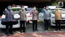 Menkes Terawan Agus Putranto (tengah) bersama jajaran Direksi PT Toyota Astra Motor (TAM) berikrar lawan Covid-19 di Jakarta Rabu (20/5/2020). Bantuan 3 mobil ambulan Kijang Innova dan 48 Toyota Avanza sebagai sarana mobilitas dalam penanganan Covid-19. (Liputan6.com/HO/Ady)