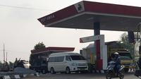 Sejumlah kendaraan saat mengantre di SPBU di kawasan Simpang Rimbo, Kota Jambi, Senin (23/10/2023). Kini Pertamina telah membatasi pembelian BBM Subsidi melalui digitalisasi dengan pengunaan barcode yang terintegrasi. (Liputan6.com/Gresi Plasmanto)