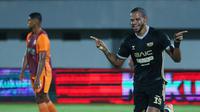 Pemain Dewa United, Alex Martins, melakukan selebrasi setelah mencetak gol ke gawang Borneo FC dalam pekan ke-22 BRI Super League 2025/2026 di Stadion Indomilk Arena, Tangerang, pada Minggu (22/2/2026). (Bola.com/M Iqbal Ichsan)