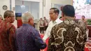 Presiden Joko Widodo atau Jokowi menyalami para peserta Rapat Koordinasi Nasional Kebakaran Hutan dan Lahan 2020 di Istana Negara, Jakarta, Kamis (6/2/2020). Jokowi memperingatkan Polri dan TNI untuk menindak tegas pelaku pembakaran hutan. (Liputan6.com/Faizal Fanani)